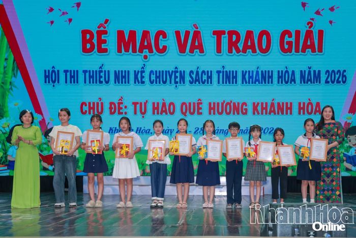 Đại diện Ban tổ chức trao giải khuyến khích lứa tuổi tiểu học.
