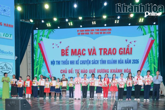 Đại diện Ban tổ chức trao giải ba cho các thí sinh.