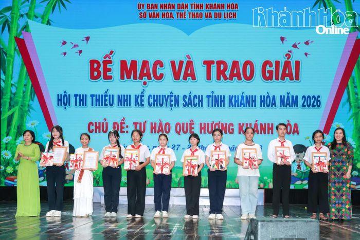 Đại diện Ban tổ chức trao giải khuyến khích lứa tuổi THCS.