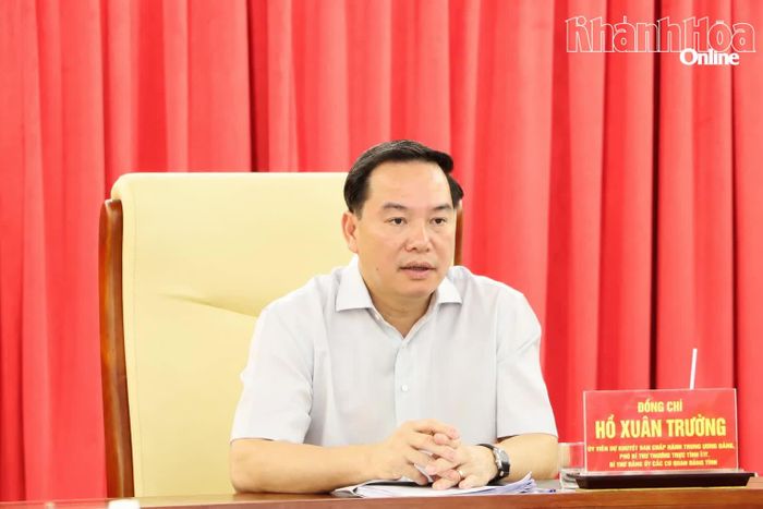 Phó Bí thư Thường trực Tỉnh ủy Hồ Xuân Trường phát biểu tại hội nghị.