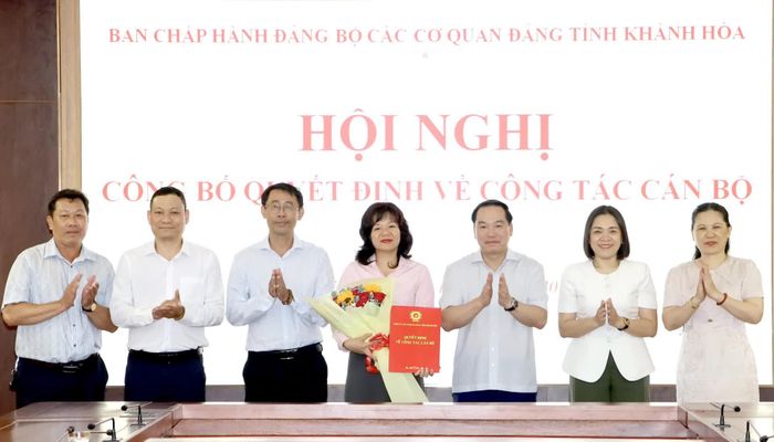 Đồng chí Hồ Xuân Trường trao quyết định, tặng hoa chúc mừng đồng chí Nguyễn Thanh Vân.