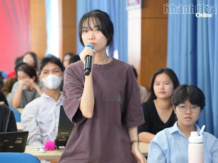 Sinh viên của Trường Đại học Thái Bình Dương đặt câu hỏi tìm hiểu về bệnh tan máu bẩm sinh tại chương trình.