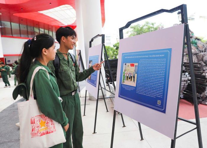 Sinh viên Trường Đại học Nha Trang xem các bức ảnh trưng bày tại triển lãm.
