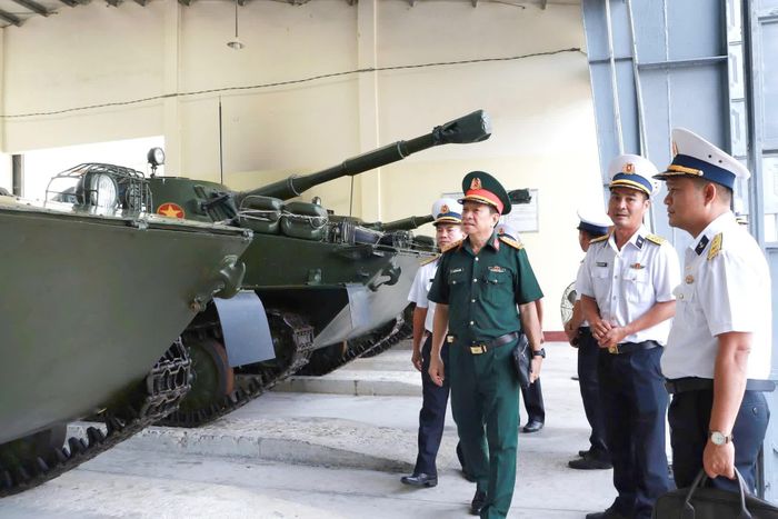 Kiểm tra công tác bảo quản, bảo dưỡng xe tăng thiết giáp.