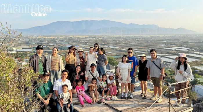 Du khách chụp ảnh check-in tại khu vực núi Hòn Thiên.