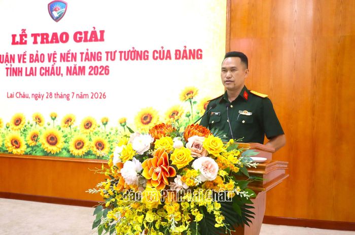 Đại diện Bộ Chỉ huy Quân sự tỉnh phát biểu tại lễ trao giải.