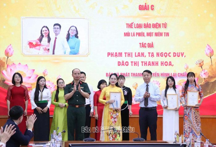 Các đồng chí: Đại tá Đặng Vĩnh Thụy - Ủy viên Ban Thường vụ Tỉnh ủy, Chỉ huy Trưởng Bộ Chỉ huy Quân sự tỉnh; Sùng A Nủ - Quyền Trưởng Ban Nội chính Tỉnh ủy trao giải cho tác giả, nhóm tác giả đoạt giải C.