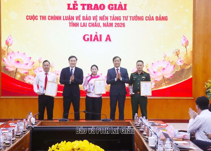 Các đồng chí: Nguyễn Tuấn Anh - Ủy viên dự khuyết Ban Chấp hành Trung ương Đảng, Phó Bí thư Thường trực Tỉnh ủy; Lê Đức Dục – Ủy viên Ban Thường vụ, Trưởng Ban Tuyên giáo và Dân vận Tỉnh ủy, Trưởng Ban Tổ chức cuộc thi trao giải A cho các tác giả, nhóm tác giả.