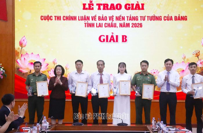 Các đồng chí: Lò Văn Cương - Ủy viên Ban Thường vụ, Chủ nhiệm Ủy ban Kiểm tra Tỉnh ủy; Lê Thị Hường - Ủy viên Ban Thường vụ, Trưởng Ban Tổ chức Tỉnh ủy trao giải cho tác giả, nhóm tác giả đoạt giải B.