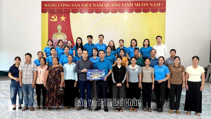 ...trao 16 suất quà cho khách hàng và tư vấn viên của Bảo Việt Nhân thọ Lai Châu bị ảnh hưởng bởi mưa lũ, thiên tai tại xã Mường Than.