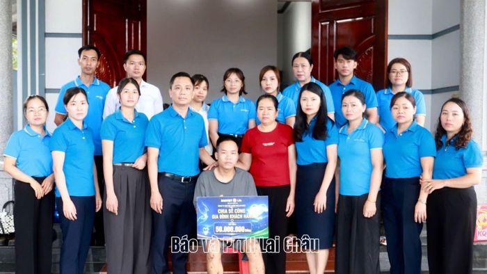 Công ty Bảo Việt Nhân thọ Lai Châu trao 50 triệu đồng cho khách hàng Phạm Thanh Hải (bản Chít, xã Mường Than) bị ảnh hưởng bởi thiên tai.