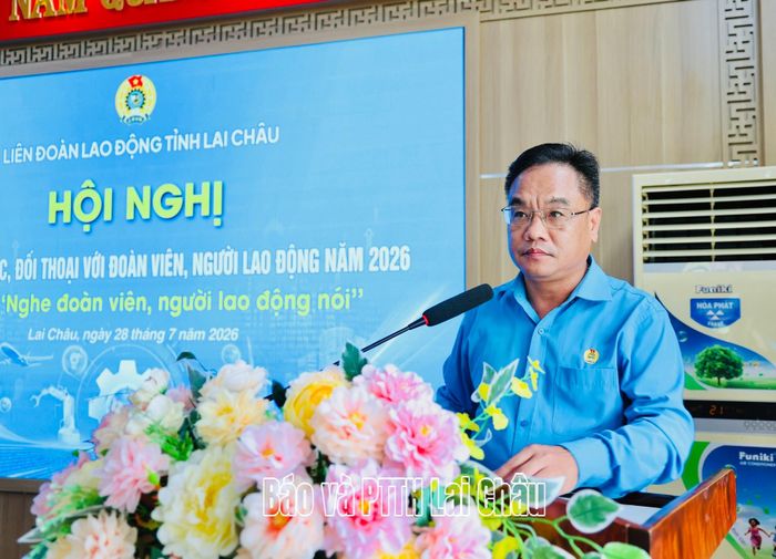 Đồng chí Lương Xuân Trường - Chủ tịch LĐLĐ tỉnh phát biểu tại hội nghị.