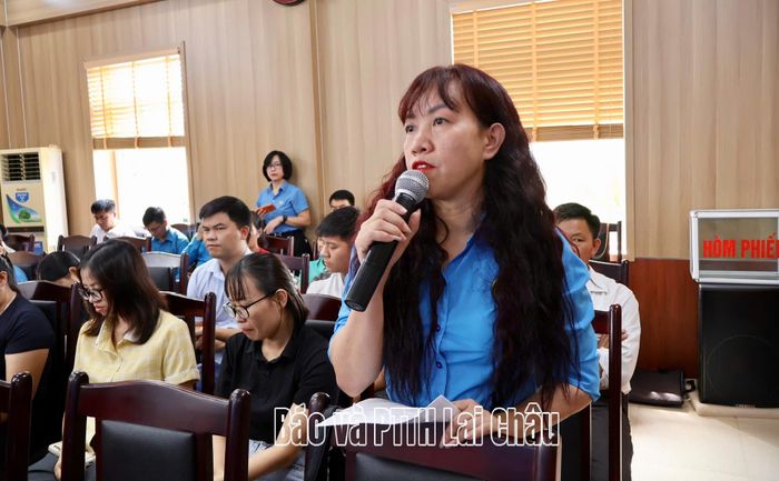 Đại diện đoàn viên các công đoàn cơ sở đặt câu hỏi kiến nghị tại hội nghị.