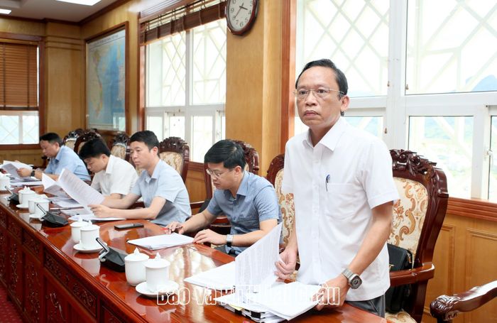 Lãnh đạo Sở Nông nghiệp và Môi trường trình tờ trình dự thảo quy định liên quan đến định mức phân bổ vốn ngân sách nhà nước và các mức hỗ trợ thực hiện các chương trình mục tiêu quốc gia trên địa bàn tỉnh. 