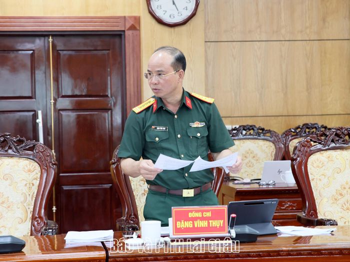 Đồng chí Đại tá Đặng Vĩnh Thụy - Ủy viên Ban Thường vụ Tỉnh ủy, Chỉ huy trưởng Bộ Chỉ huy Quân sự tỉnh trình nội dung chủ trương đầu tư Dự án: Rà phá bom mìn, vật nổ phục vụ giải phóng đất đai, tạo sinh kế cho nhân dân các dân tộc đang sinh sống trên tuyến biên giới Việt - Trung tỉnh Lai Châu (giai đoạn 2026-2030).