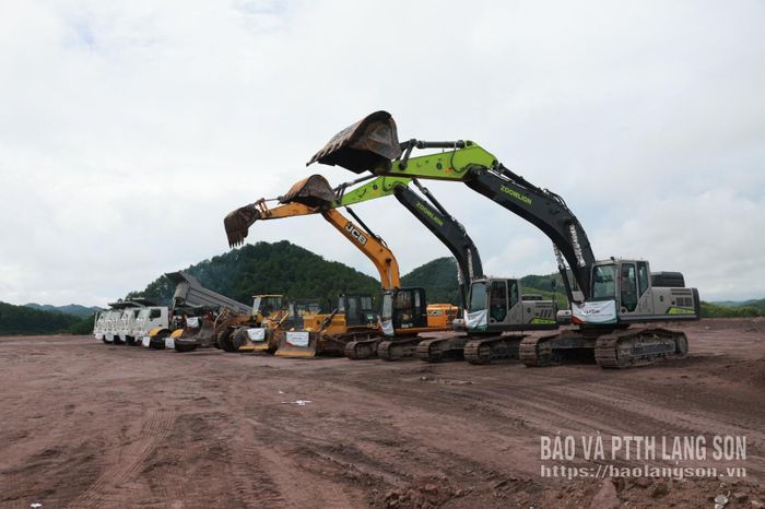 Trang thiết bị máy móc tập kết tại khu vực triển khai dự án