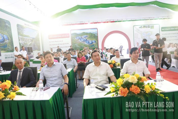 Các đồng chí lãnh đạo tỉnh cùng các đại biểu dự lễ khởi công