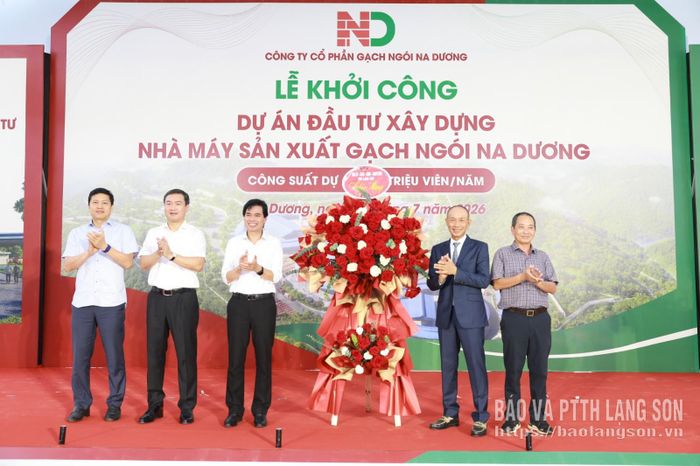 Lãnh đạo tỉnh tặng hoa chúc mừng chủ đầu tư tại lễ khởi công dự án