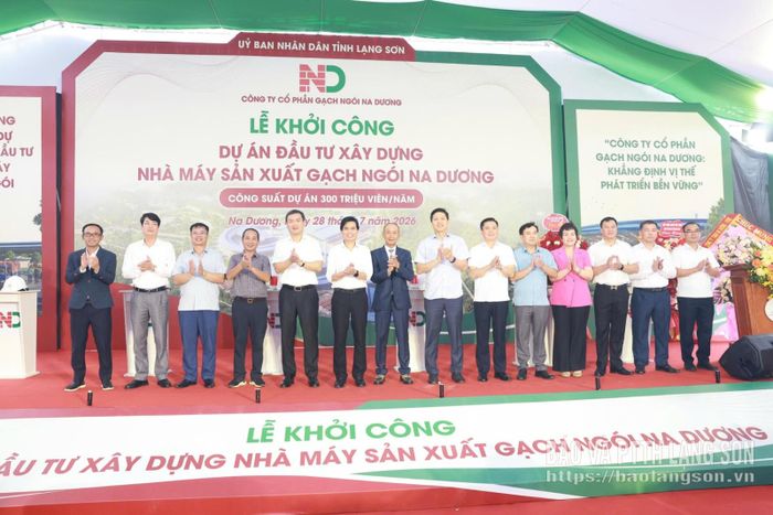 Các đồng chí lãnh đạo tỉnh cùng đại biểu chúc mừng lễ khởi công dự án