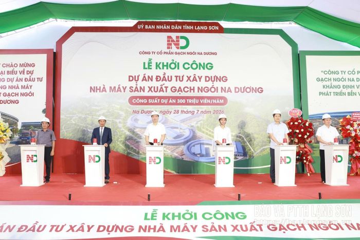 Các đại biểu thực hiện nghi thức khởi công dự án