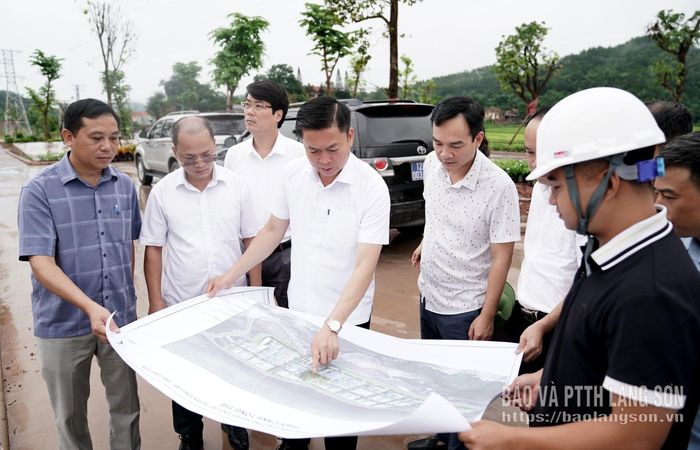 Đồng chí Đinh Hữu Học, Phó Chủ tịch Thường trực UBND tỉnh xem xét phương án phân khu chi tiết của CCN Đình Lập