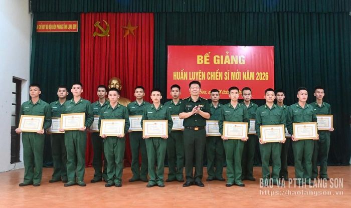 Lãnh đạo Tiểu đoàn Huấn luyện - Cơ động, Bộ đội Biên phòng Lạng Sơn tặng giấy khen cho các chiến sĩ xuất sắc