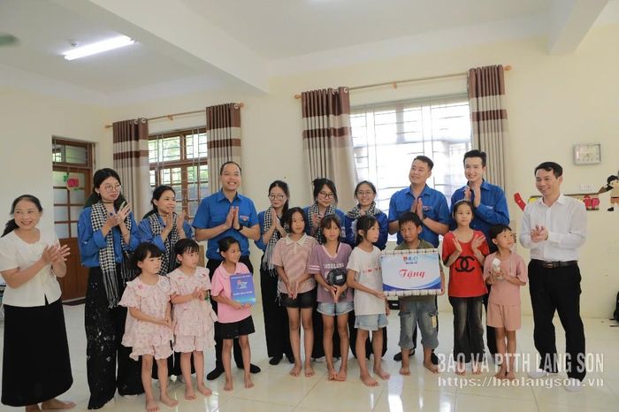 Đoàn công tác thăm, tặng quà đội hình tình nguyện Trường Đại học Kinh tế Quốc dân và thiếu nhi tại xã Bằng Mạc