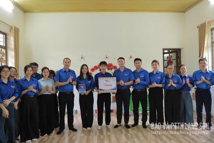 Đoàn công tác thăm, tặng quà đội hình tình nguyện Học viện Ngân hàng tại xã Quan Sơn