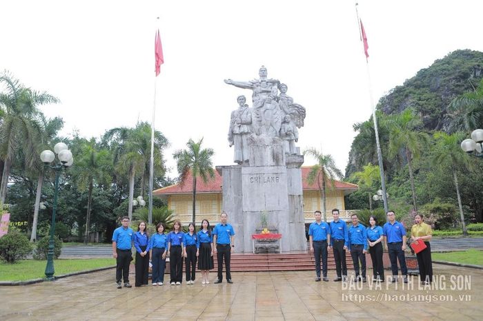 Đoàn công tác chụp ảnh lưu niệm tại Tượng đài Chiến thắng Chi Lăng lịch sử