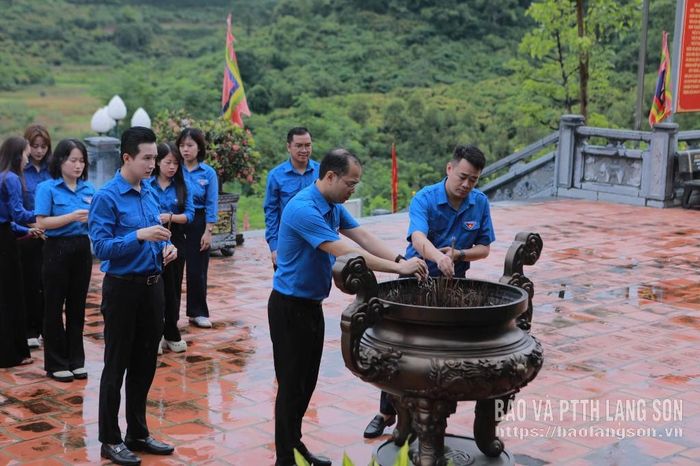 Đoàn công tác dâng hương tại Đền thờ Chi Lăng