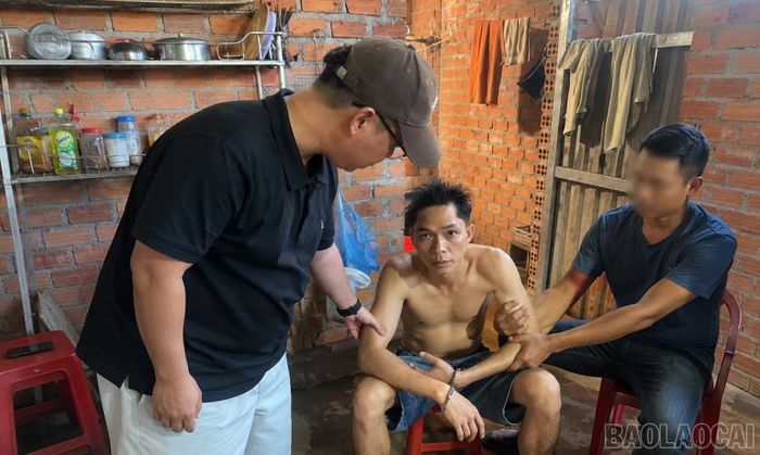 Công an xã Cát Thịnh tổ chức cưỡng chế, đưa Trần Văn Toản về tỉnh Lào Cai chấp hành quyết định cai nghiện bắt buộc.