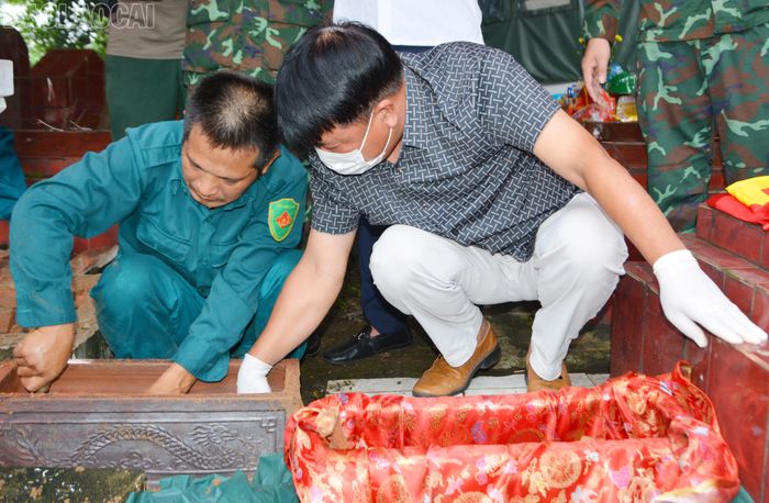 Các lực lượng tiến hành khai quật, cất bốc mộ liệt sĩ.