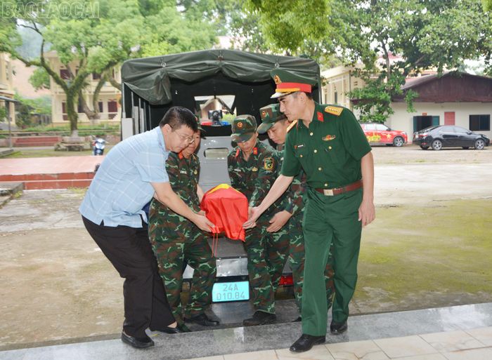 Hài cốt liệt sĩ được di chuyển về nhà quàn tại Ban Chỉ huy Phòng thủ khu vực 2 Bảo Thắng.