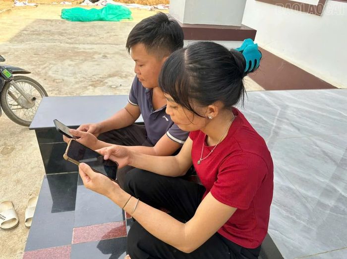 Người dân xã Bảo Ái chủ động tìm hiểu thông tin, học hỏi kỹ thuật sản xuất qua điện thoại thông minh.