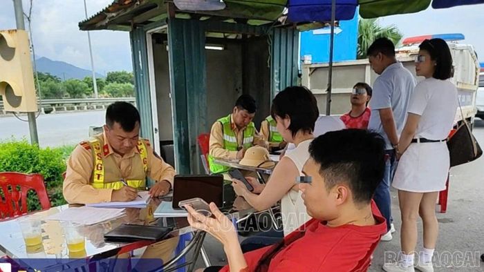 Lực lượng chức năng lập biên bản các trường hợp vi phạm.
