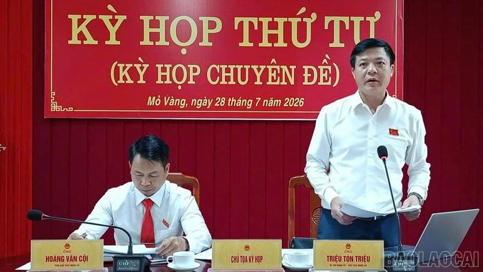 Đồng chí Triệu Tòn Triệu - Bí thư Đảng ủy, Chủ tịch HĐND xã phát biểu tại kỳ họp.
