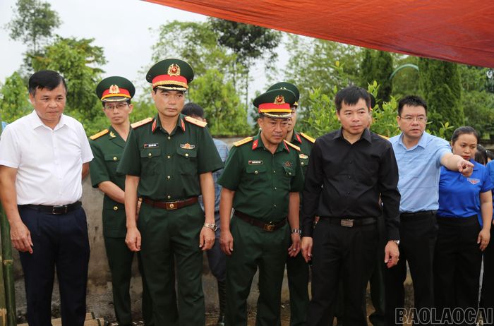 Thiếu tướng Đặng Quốc Đồng và lãnh đạo xã Gia Phú khảo sát khu vực khai quật hài cốt liệt sĩ tại thôn Tân Tiến.