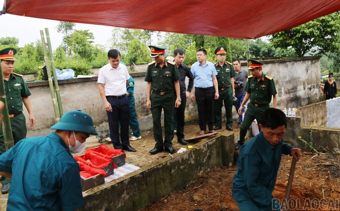 Khảo sát khu vực xác định vị trí chôn cất liệt sĩ.