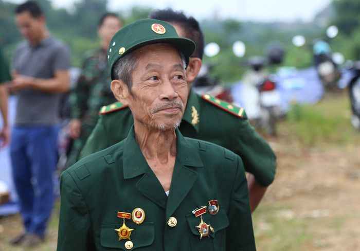 Trong ngày khai quật, nhiều cựu chiến binh xã Gia Phú và các địa phương lân cận đã có mặt từ sớm tại hiện trường với mong mỏi được "gặp lại" những đồng đội năm xưa sau hàng chục năm xa cách.