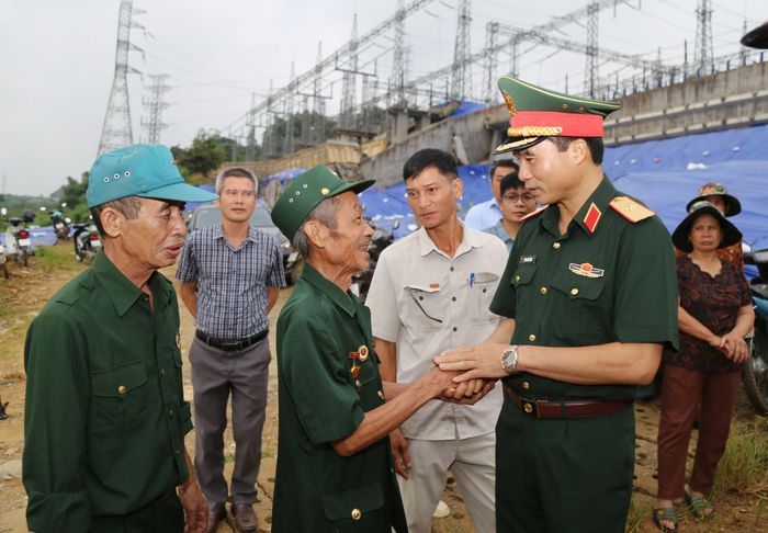 Thiếu tướng Đặng Quốc Đồng thăm hỏi, động viên các cựu chiến binh.