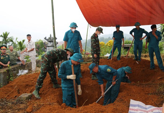 Các lực lượng tham gia khai quật, cất bốc hài cốt liệt sĩ.