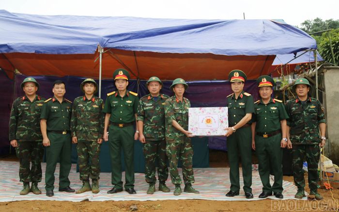 Thiếu tướng Đặng Quốc Đồng tặng quà các lực lượng làm nhiệm vụ tại xã Gia Phú.