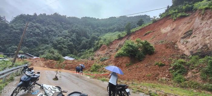 Khu vực sạt lở vẫn còn nhiều bùn đất, lực lượng chức năng tiếp tục theo dõi, điều tiết và xử lý để bảo đảm an toàn giao thông.