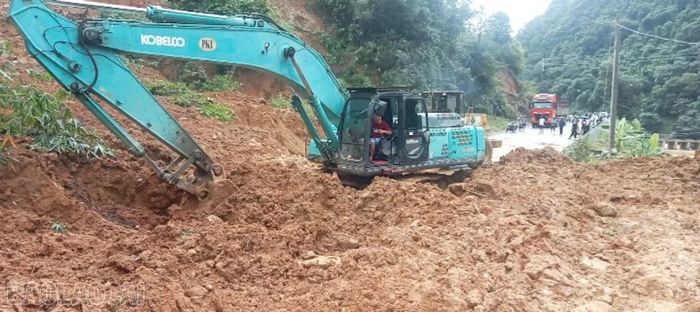 Máy móc được huy động để san gạt, giải phóng mặt đường, bảo đảm thông tuyến tạm thời