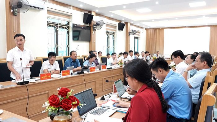 Đồng chí Trịnh Văn Xuê - Bí thư Đảng ủy xã Trạm Tấu báo cáo tại buổi làm việc.