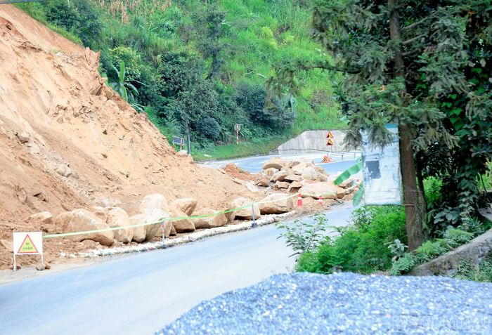 Các đồng chí Thường trực Tỉnh ủy và đoàn công kiểm tra, khảo sát dự án xây dựng Tỉnh lộ 155, đoạn từ cầu Móng Sến đến Sa Pả.