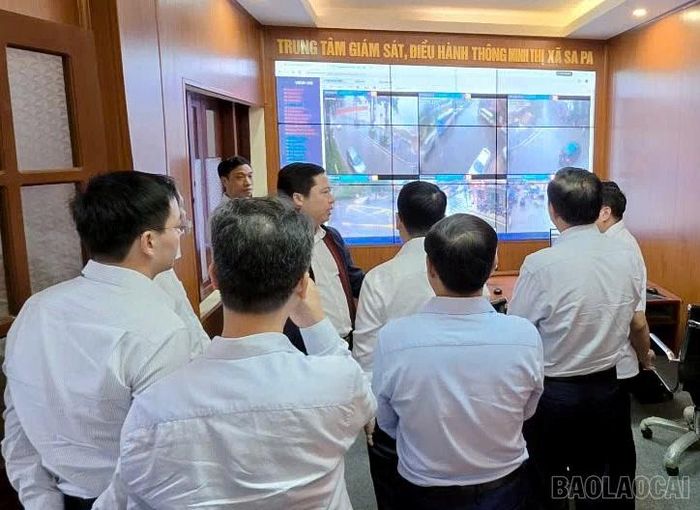 Đoàn công tác kiểm tra việc vận hành hệ thống camera tích hợp trí tuệ nhân tạo (AI) thuộc Trung tâm Giám sát điều hành thông minh phường Sa Pa.