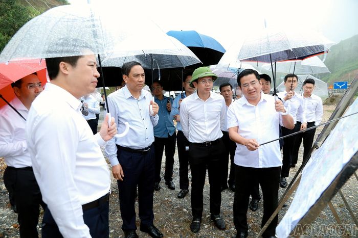 Các đồng chí Thường trực Tỉnh ủy và đoàn công kiểm tra hệ thống xử lý nước thải đô thị Sa Pa.