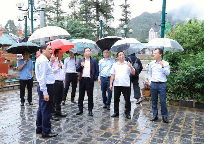 Đoàn công tác kiểm tra tại Trạm Nghiên cứu khí hậu nhiệt đới núi cao Sa Pa.