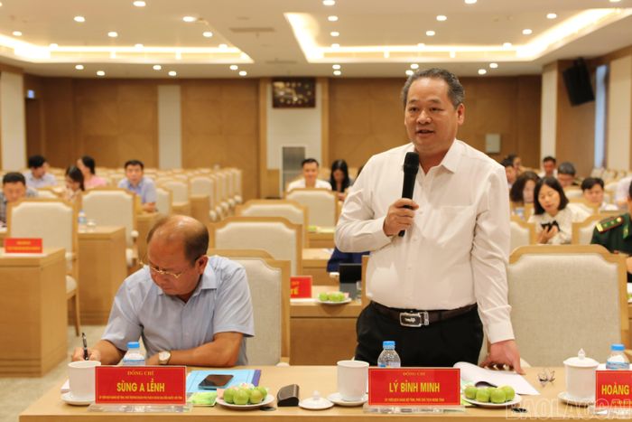 Đồng chí Lý Bình Minh, Phó Chủ tịch HĐND tỉnh Lào Cai phát biểu tại buổi làm việc.